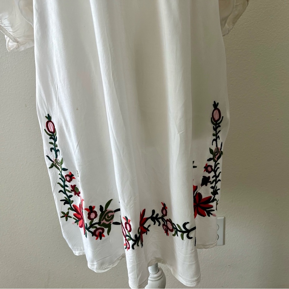 Zaful White Top with Black Logo Neck Label - Picture 3 of 10